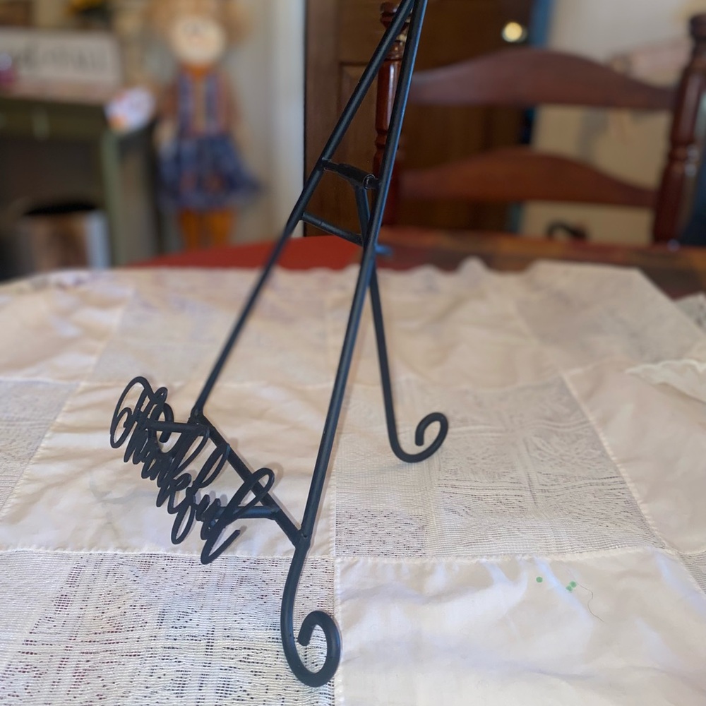 Marketplace Pie holder (pumpkin harvest) with black wrought iron easel stand. - Picture 2 of 5